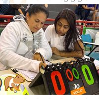 Samia e Jessica estudantes de educação fisica colaborando nos JIFMT 